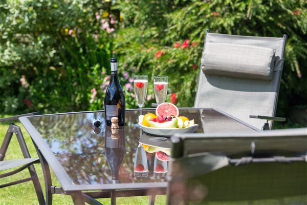 Al fresco garden dining